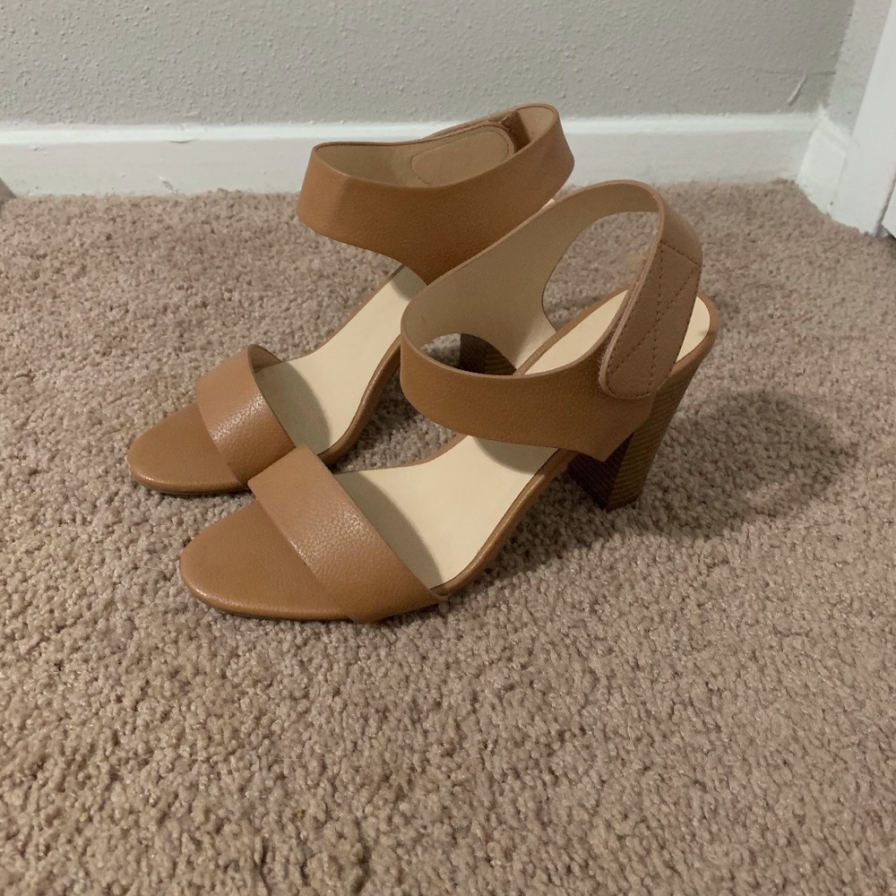 Simply Vera Vera Wang strap heels